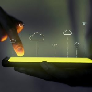 Imagem uma pessoa com um tablet na mão com ilustração de nuvens