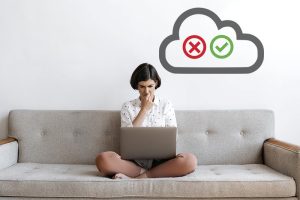 Imagem de uma mulher com dúvidas sobre cloud computing