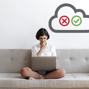 Imagem de uma mulher com dúvidas sobre cloud computing